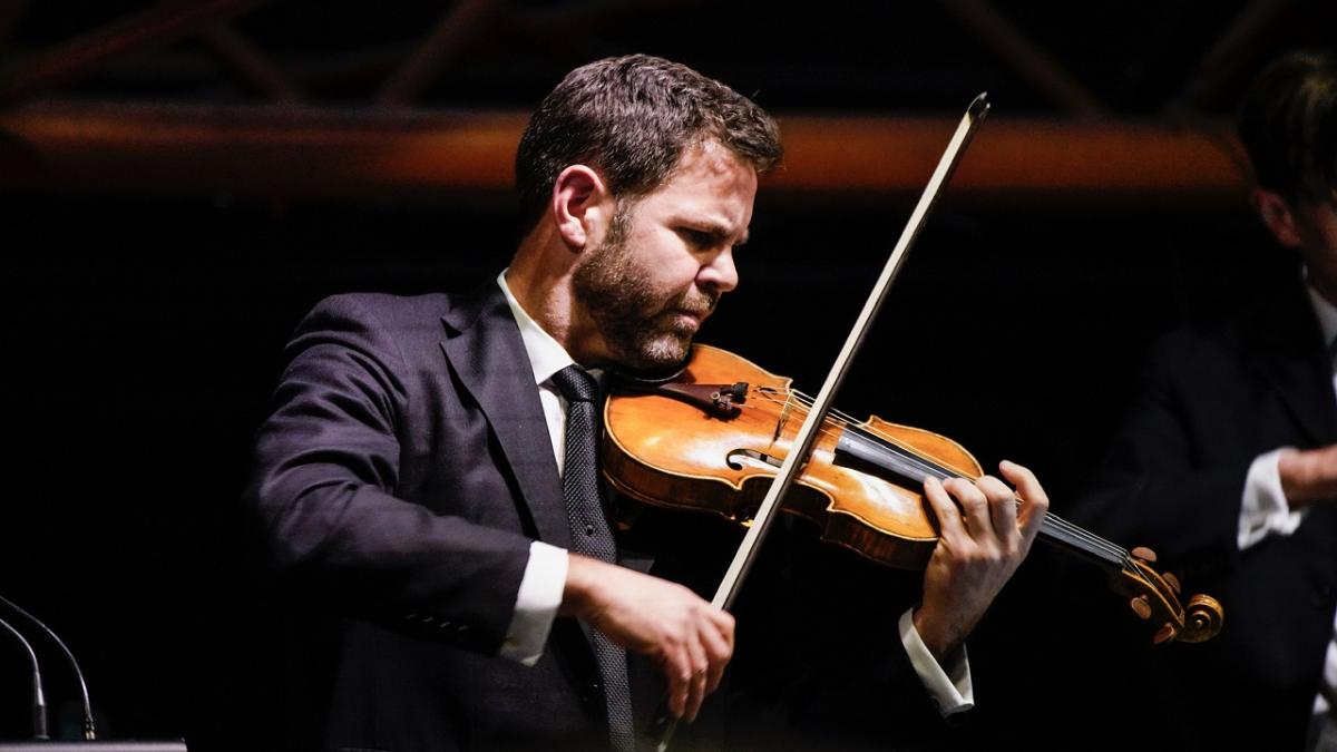 Photo of Andrew Haveron playing the violin