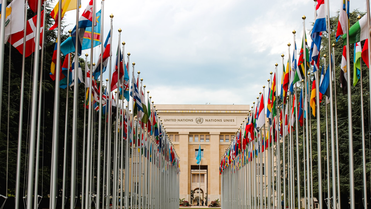 Photo of the front of the UN Building with flags